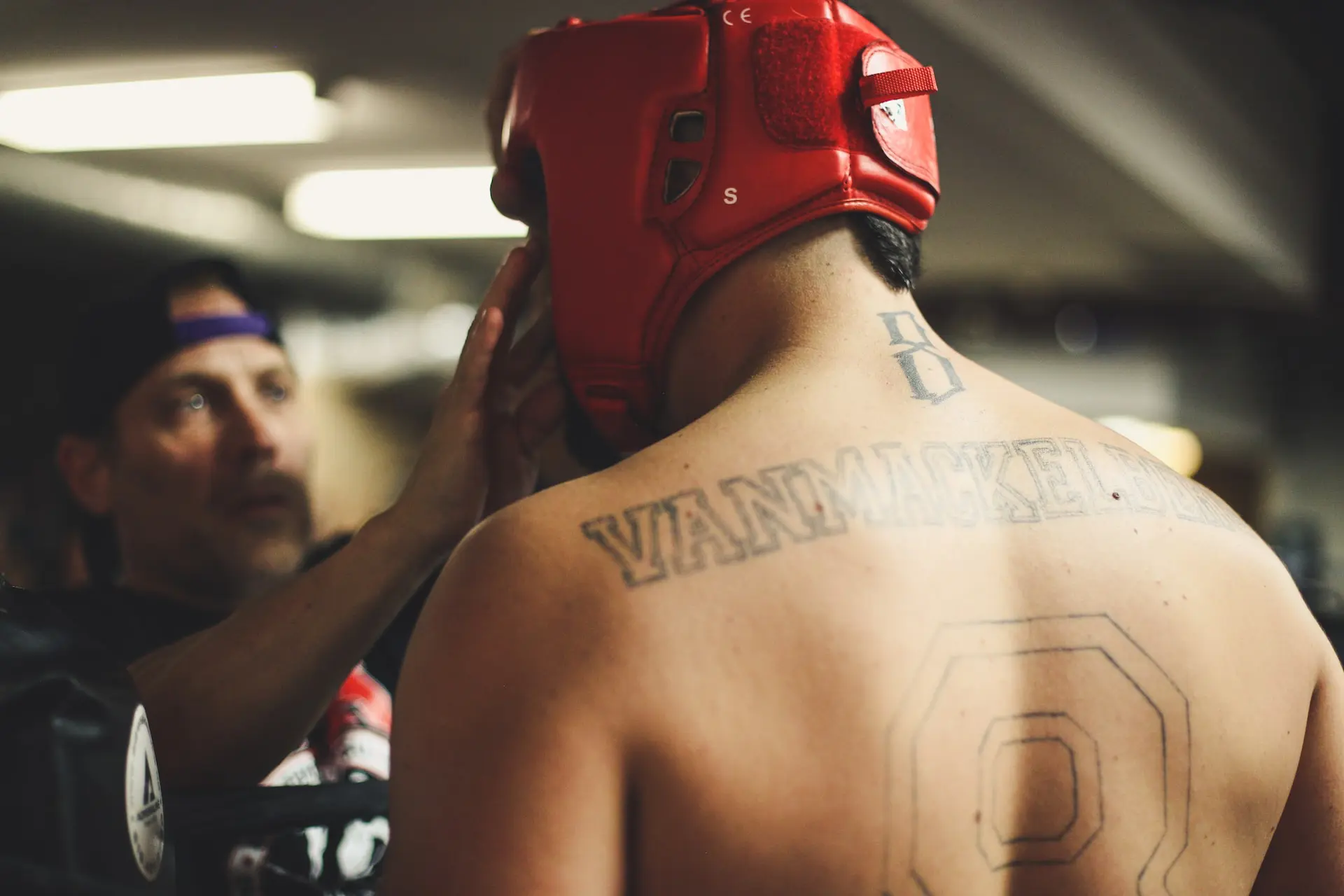 boxeur shirtless avec casque rouge d'entraînement en salle de sport