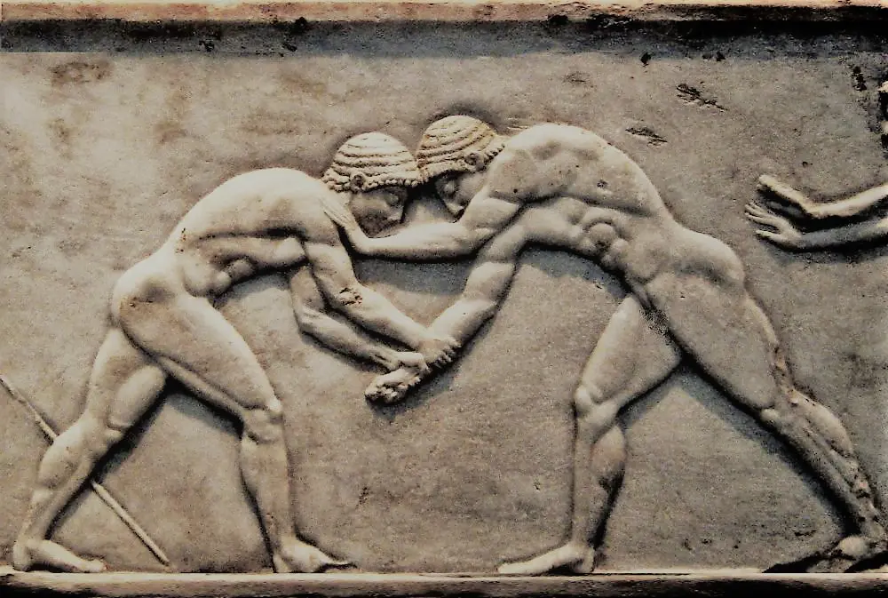 relief antique montrant deux athlètes pratiquant le pancrace, sport de combat gréco-romain