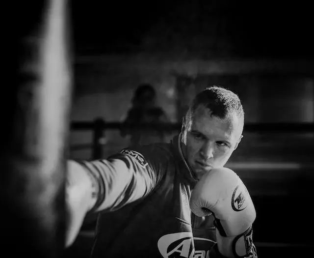 boxeur en position de combat portant des gants de boxe, entraînement en salle