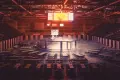 octogone de combat mma avec chaises et écran vidéo dans une arène illuminée